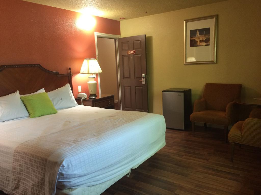 Sundial Lodge Redding Room photo
