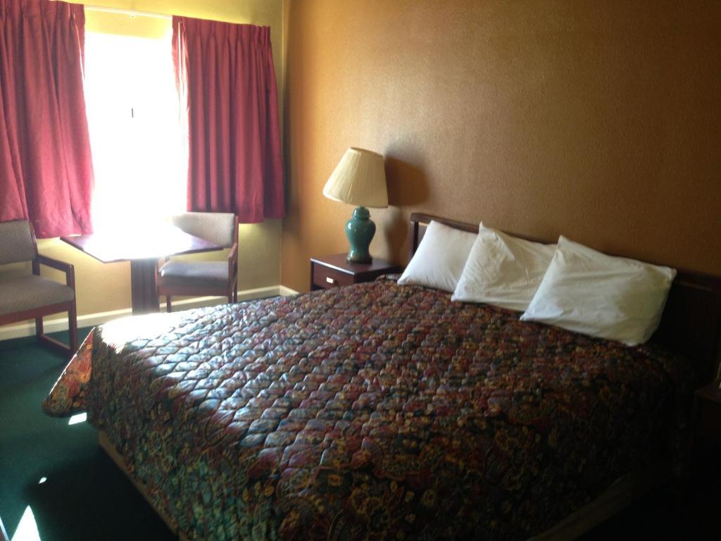 Sundial Lodge Redding Room photo
