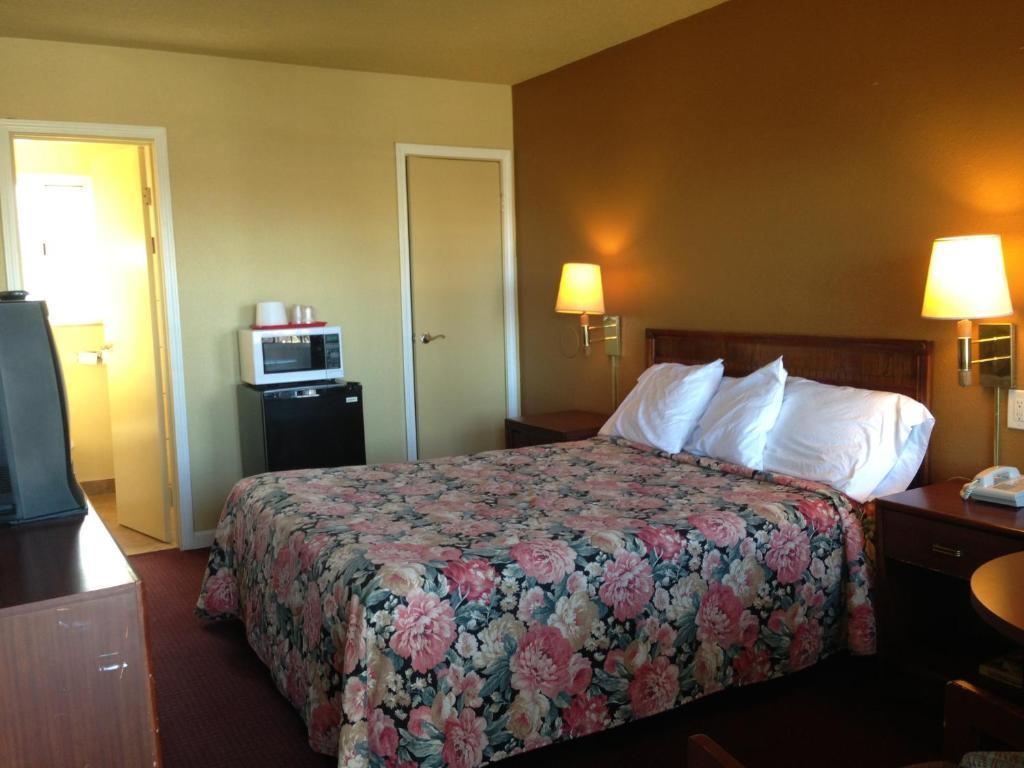 Sundial Lodge Redding Room photo